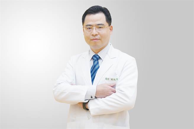 澄清医院中港院区胸腔内科医师刘旭崇表示，「小细胞肺癌」可以说是吸菸者专属的癌症，不容易治癒且预后差，建议民眾不抽菸、立即戒菸，才能预防「小细胞肺癌」的发生。（澄清医院提供／冯惠宜台中传真）