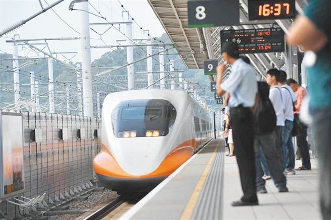 高鐵配合新冠肺炎疫情防疫3級警戒，5月下旬開始陸續減班，曾減至每週556班，同時取消自由座，疫情趨緩才漸增班，今天起恢復到3級警戒前水準。（圖／示意圖，報系資料照）