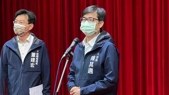 国民党副秘书长罗智强6日全台大夜宿第一站抵达高市党部，他狠酸，高雄市长陈其迈是迴力镖王子，曾喊「莱猪进来、总统下台」，如今说法丕变。对此，陈其迈今（8）日在议会简短回应「市政优先，其他没有评论」。（柯宗纬摄）