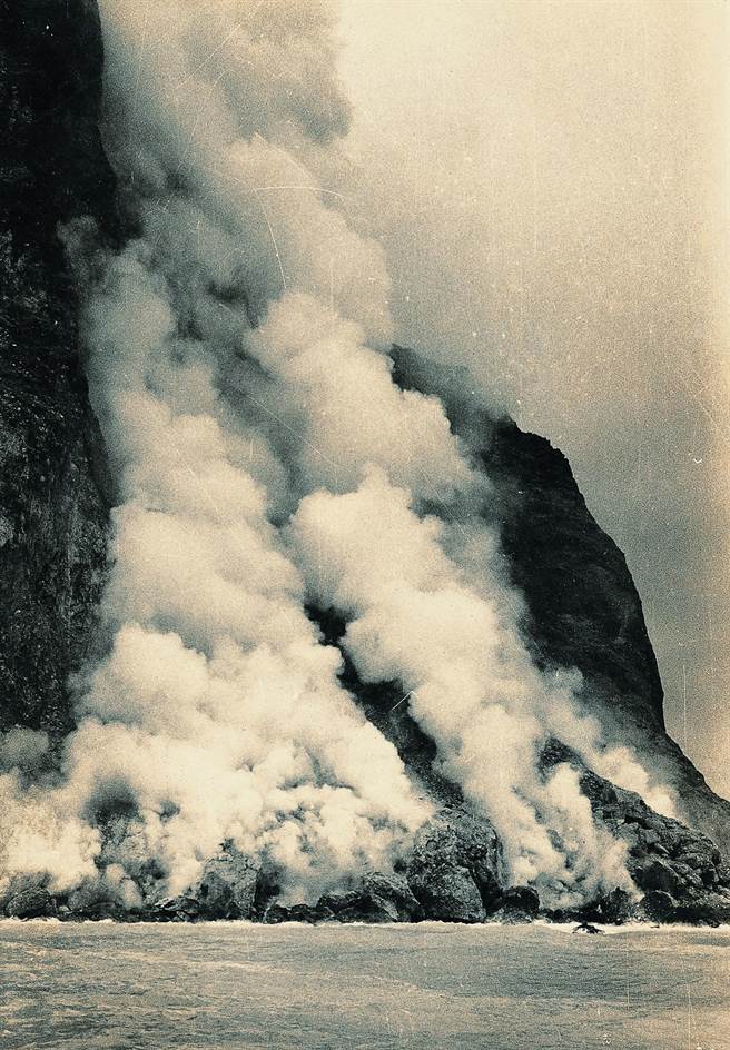 头城镇民代表简英俊贴出67年前龟岛磺烟照片，磺烟规模更胜现在。（宜兰县史馆提供／李忠一宜兰传真）