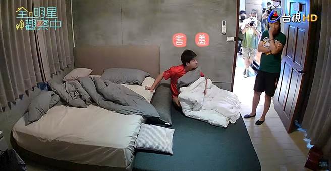 钱薇娟突袭检查江宏杰的房间。（图／YT@全明星观察中 Watching All-Star）