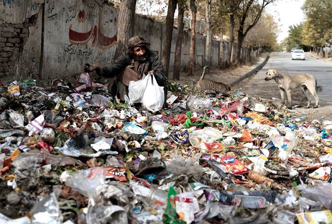 全球各地飢饿人数激增，阿富汗又多300万人食不果腹。(图／路透社)
