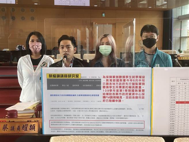 台中市議員蔡耀頡今天（左二）抨擊說，幼童申請後卻遭幼兒園退學，市府教育局應徹查。（陳世宗攝）