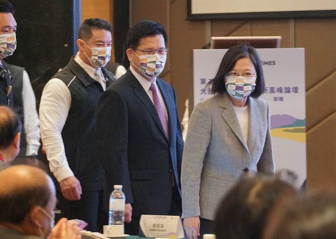 前交通部長林佳龍（右2）8日邀請總統蔡英文（右1）出席大肚山產業跨域創新高峰論壇致詞，林佳龍在會後表示，願意擔任林靜儀競選總部主任委員。（黃國峰攝）