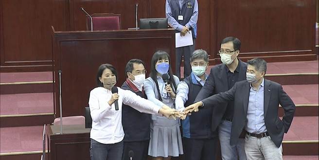 北市美女议员阙枚莎（左三）多年来不断争取北市警消人员加给1.5倍，质询时与同组议员及警察局长、消防局长携手集气加油，获全场掌声雷动。（摘自北市议会直播／张颖齐台北传真）