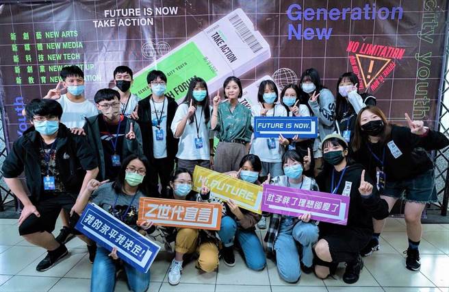 金钟奖迷你剧集新人奖得主游珈瑄与学生分享新媒体未来梦想家课程。（新北市教育局提供）