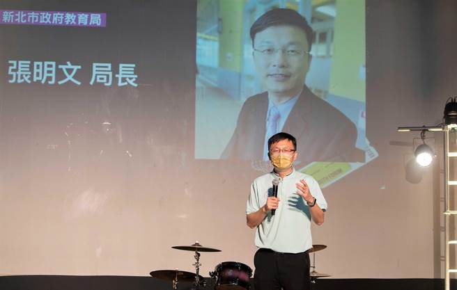 教育局张明文局至永平高中倾听年轻世代意见与想法，期待成为未来领导重要人才。（新北市教育局提供）