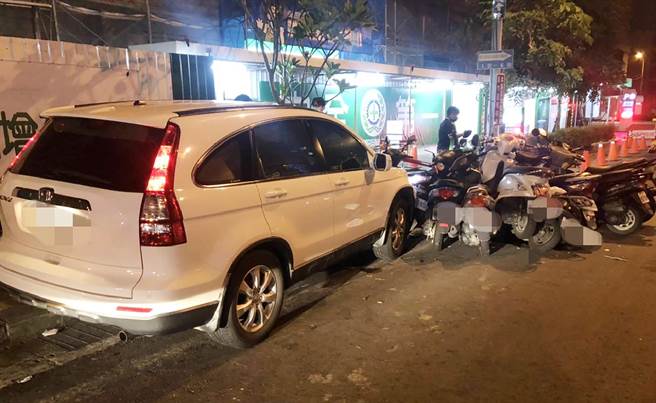 56岁余姓男子8日凌晨4时10分疑似因心臟不适，自行驾车，前往乌日林新医院就诊，不料快到时，自撞路旁15辆机车，余男也不治。（民眾提供／黄国峰台中传真）