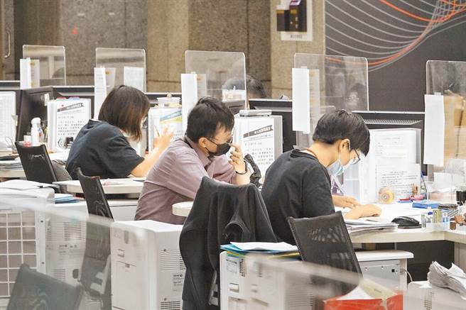 行政院会28日拍板明年军公教调薪4％，经费约314亿元，是25年来最大调薪幅度。图为台北市府公务人员为民眾办理业务。（资料照/陈信翰摄）
