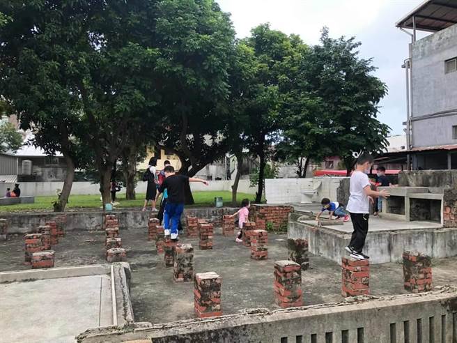 基隆要塞司令部校官眷舍旁的「砖束基础」遭到许多游客踩踏，出现崩坏现象。（基隆市政府提供／陈彩玲基隆传真）