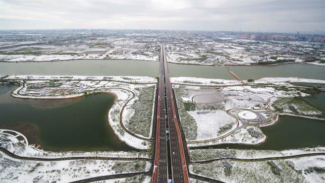 11月7日從空中鳥瞰石家莊市滹沱河生態景區雪景。（新華社）