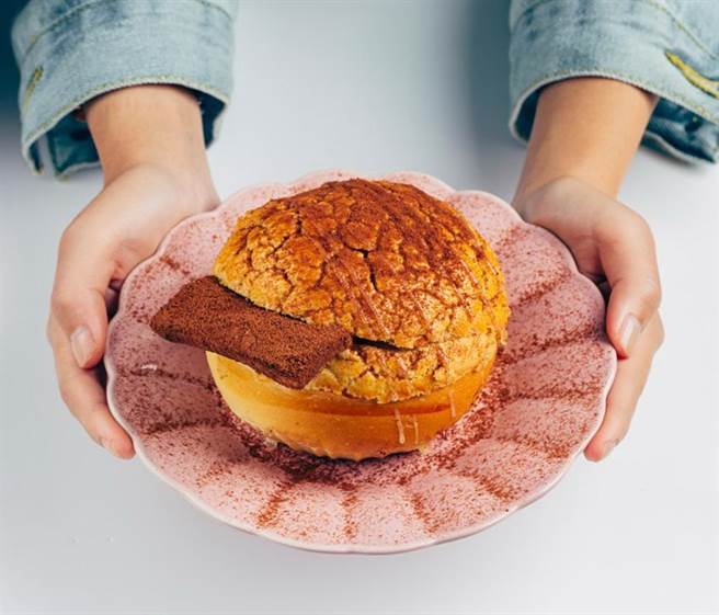 （MAMAK檔携手檀岛茶餐厅跨界联名推出「暗炼菠萝油」，标榜美禄粉与炼乳交织出暗恋般的苦甜滋味。图／MAMAK檔星马料理提供）