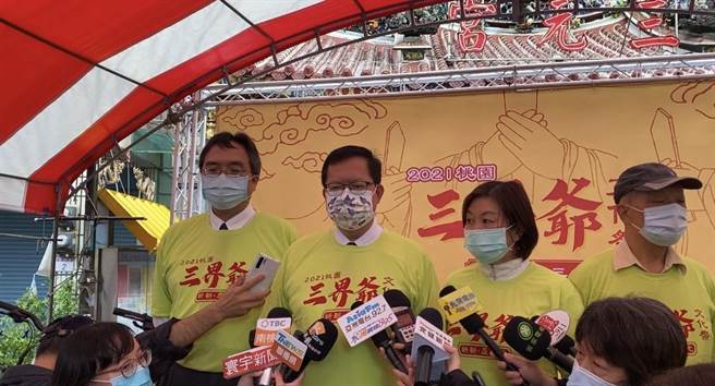 桃园市长郑文灿8日强调徵召并不排除任何人，有意愿者都是考量名单之一，他也否认党属意愿表态愿意配合中央的立委郑运鹏，「这是造谣！」(蔡依珍摄)