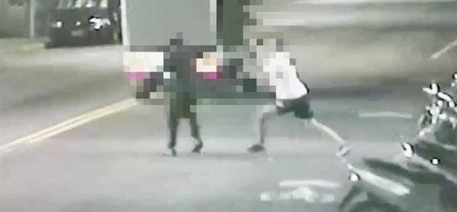 士林區一間餐廳爆出股東糾紛，兩人在大馬路上追打，後來又爆出員警吃案，士林分局對此回應處理同仁確有疏失，已經依規定懲處。(圖/翻攝自影片)