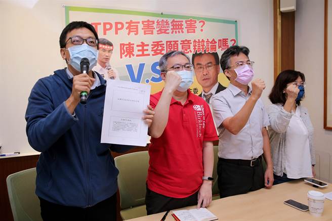 民间反瘦肉精毒猪联盟发言人李建诚（左起）、前行政院中部办公室副执行长施威全、精神科医师苏伟硕、高雄医学大学生物医学博士王文心8日一同召开记者会，向农委会主委陈吉仲喊话公开辩论，批评陈只敢面对同温层，不敢回应老战友。（黄世麒摄）