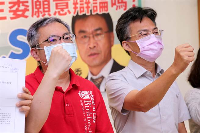 前行政院中部办公室副执行长施威全（左）、精神科医师苏伟硕（右）一同出席记者会，反对莱猪进口。（黄世麒摄）