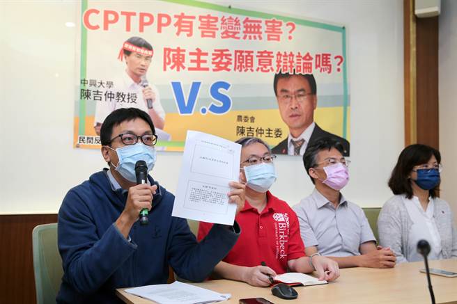 李建诚（左一）现场出示陈吉仲过去当教授时的论文和公听会上的报告，指农委会主委陈吉仲的说法前后不一。（黄世麒摄）