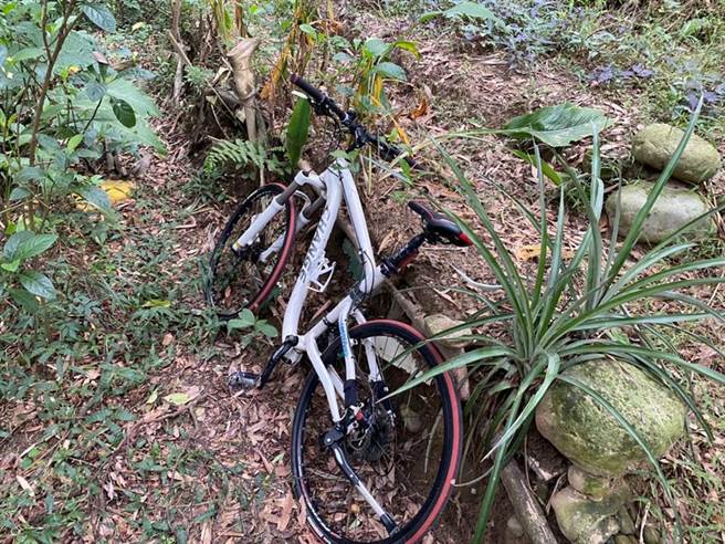 警方逮捕惯窃，并在虎头山登山步道旁的草丛内找到女学生遭窃的名贵自行车，全案依法移请侦办。(戴志扬翻摄)