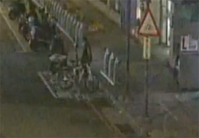 陈姓惯窃偷车影像遭到录下，警方逮捕后在虎头山登山步道旁的草丛内找到女学生遭窃的名贵自行车，全案依法移请侦办。(戴志扬翻摄)