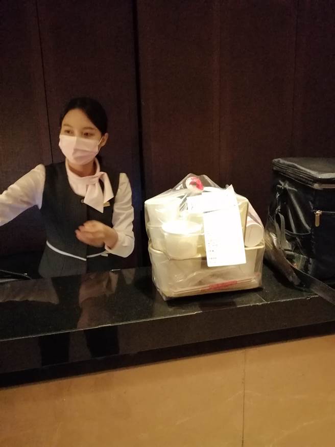 原PO以为柜台正妹口中的拍照是合照，下秒遭保全架出去。（图／翻摄自外送员奇闻怪事）