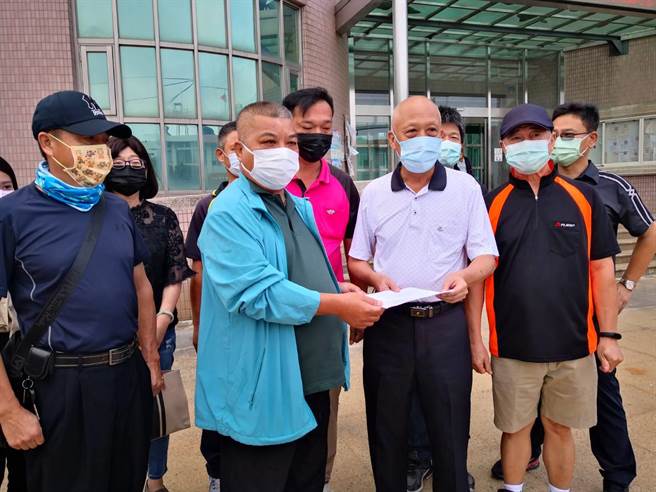 自救会成员表示，据了解芳苑乡共有12场养鸡场的粪便要堆在该处，凭什么要村民接受臭味，田尾乡长林守政出面收下陈情书，表示将进一步了解，会尽力捍卫村民权益。(自救会提供／吴建辉彰化传真)