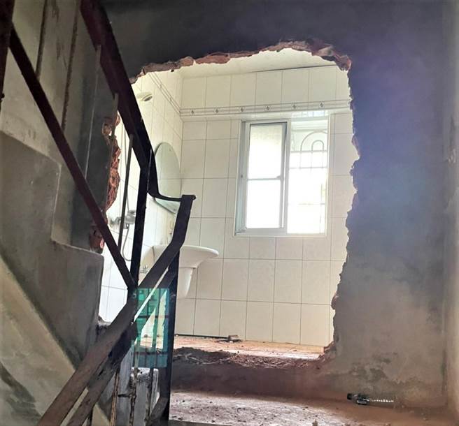 高雄市苓雅区忠山大楼逃生梯外推占用情形严重，工务局直接打墙，限期三天改善惹民怨。（高市工务局提供／袁庭尧高雄传真）