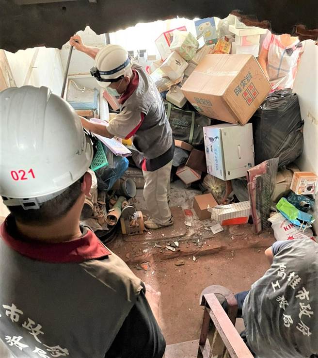 忠山大楼逃生梯外推，住户用来增加私人空间，设置浴室，堆放瓦斯桶、洗衣机甚至是大批杂物。（高市工务局提供／袁庭尧高雄传真）