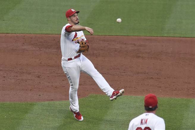 红雀三垒手阿瑞纳多接球传向一垒。（美联社资料照）