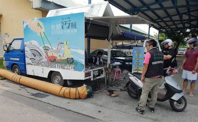 為推動低碳交通，中市府環保局鼓勵民眾在購物節期間汰舊換新電動機車，除一般補助金外，還可以參加購物節逾百次的抽獎機會，圖為執行烏賊車檢驗。（台中市環保局提供／陳淑芬台中傳真）