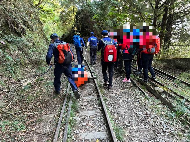 阿里山眠月线废弃铁道又传意外，女山友跌落10公尺深谷获救。（嘉义县消防局提供／张亦惠嘉县传真）