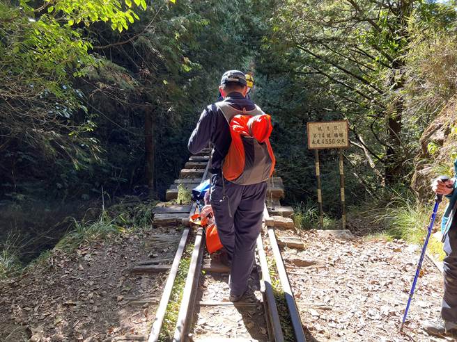 阿里山眠月线废弃铁道又传意外，女山友跌落10公尺深谷获救。（嘉义县消防局提供／张亦惠嘉县传真）
