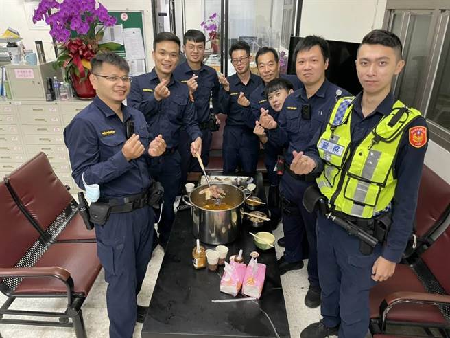 警察工作24小时昼夜无休，体力负荷大，尤其疫情期间特别辛苦，特地于立冬当天晚上准备无酒精姜母鸭慰劳员警。（民眾提供／卢金足台中传真）