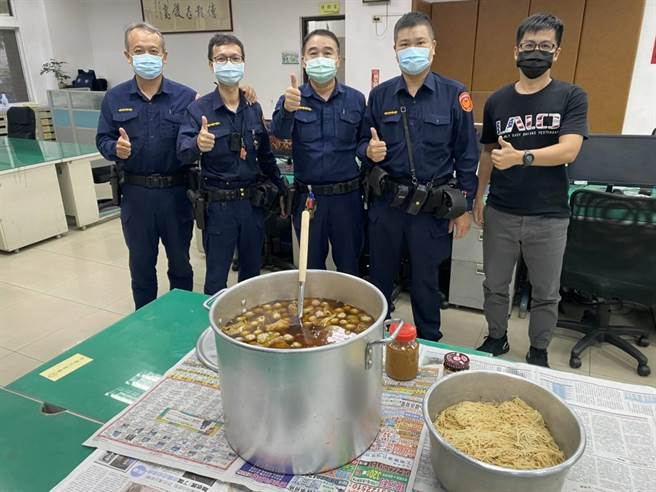 立冬进补热腾腾，台中市警六分局同仁享受无酒精姜母鸭暖呼呼。（民眾提供／卢金足台中传真）