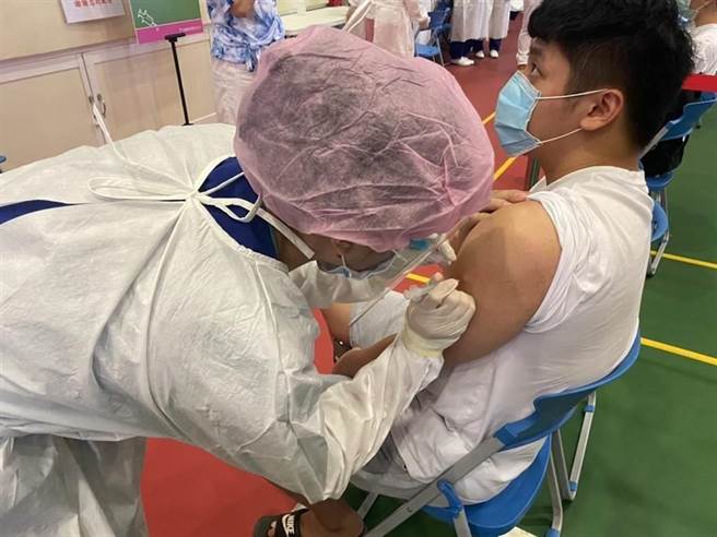 59 4万剂az疫苗效期到月底花莲卫生局长吁民眾尽快接种 时事 中时