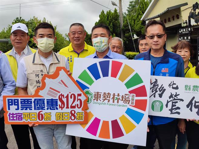 彰化縣農會總幹事張建豐（中）今宣布，即日起凡設籍彰化包含社區發展協會、老人會、村里長辦公室等，透過「彰化縣村里長聯合服務總會」申請，即可享最低6折的住房優惠。（吳建輝攝）