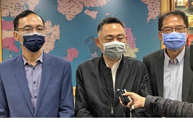 针对明年金门县长候选人的产生方式，国民党主席朱立伦（左）表示：现在不回答明年的事。（李金生摄）