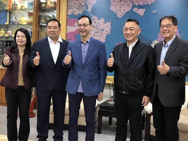 国民党主席朱立伦带领党务干部拜会金门县长杨镇浯。（李金生摄）