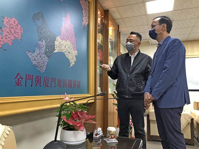 国民党主席朱立伦与金门县长杨镇浯就两岸局势交换意见。（李金生摄）