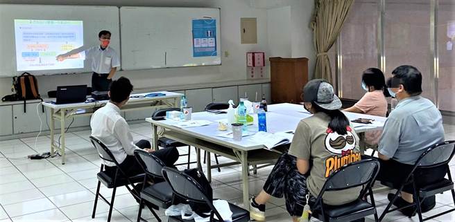 台中市社会局补助「脱贫扶助」等方案的弱势家庭1万元纾困金，受助者阿一参加职涯探索课程，为求职做最好准备。（台中市府提供／卢金足台中传真）