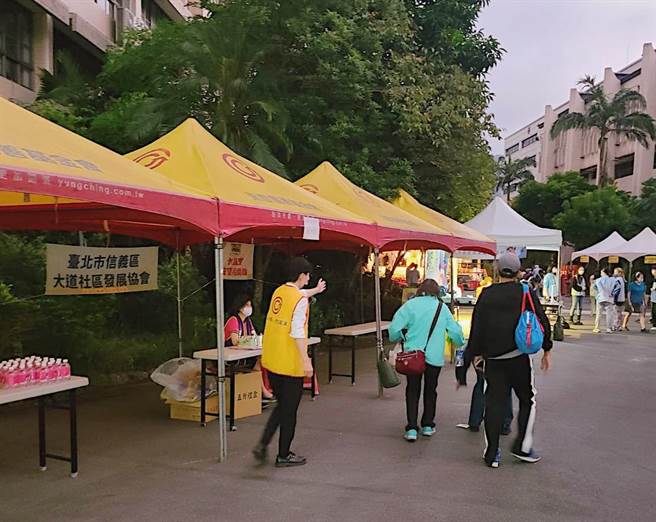 「社区好邻居」永庆房屋积极参与大道里邻里活动，现场协助引导民眾入场看戏。(图/永庆房屋提供)