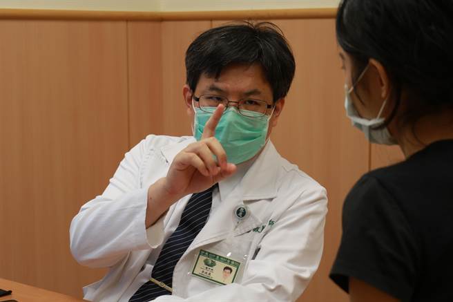 余政展主任向病人說明治療情形。（台中慈濟醫院提供／陳淑娥台中傳真）