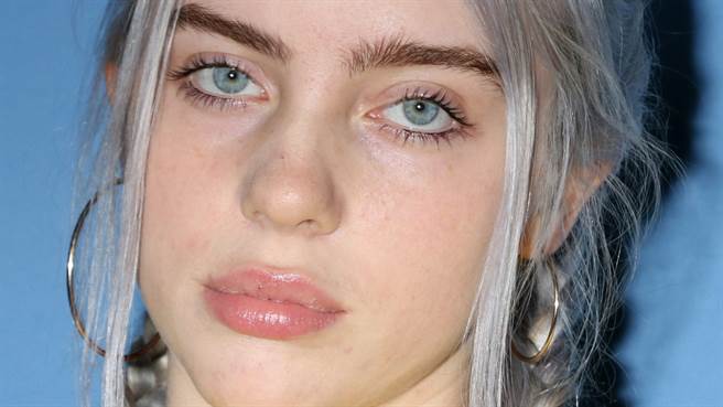 怪奇比莉（Billie Eilish）近日出席LACMA时，以一袭性感的透视装现身，大秀火辣身材。（图／达志影像）