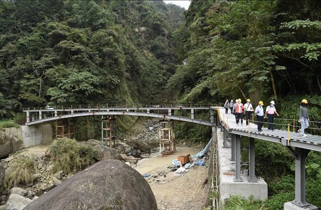 瑞龍瀑布新建觀瀑平台，可以近距離感受瀑布的磅礡氣勢。（南投縣政府提供／廖志晃南投傳真）