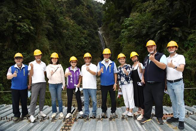 南投縣府會龍頭及議員，8日到瑞龍瀑布會勘。（南投縣政府提供／廖志晃南投傳真）