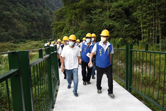 南投縣府會龍頭及議員，8日到瑞龍瀑布會勘。（南投縣政府提供／廖志晃南投傳真）