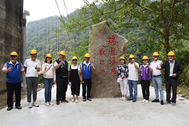 南投縣府會龍頭及議員，8日到瑞龍瀑布會勘。（南投縣政府提供／廖志晃南投傳真）