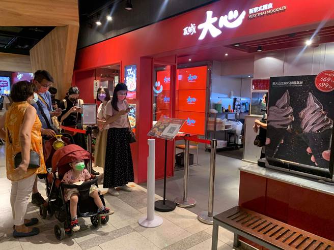 百貨週年慶及振興五倍券的雙重利多，帶動來客人流與客單消費。（瓦城提供）