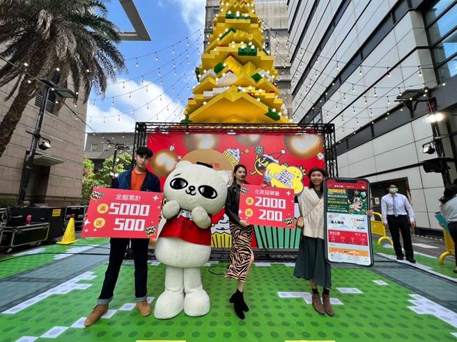 新光三越台南新天地周年庆开跑，欲购日就出现闪灵刷手，购买单笔珠宝超过200万。（程炳璋摄）