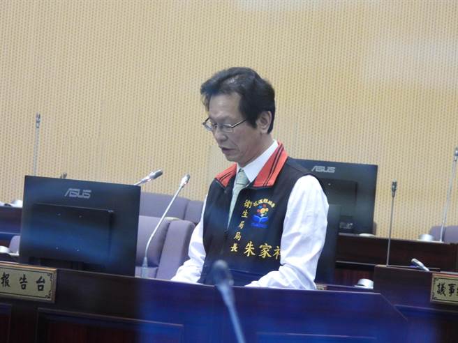 花莲县卫生局长朱家祥说明县内针对身心健康及成瘾防治的相关作为。（罗亦晽摄）