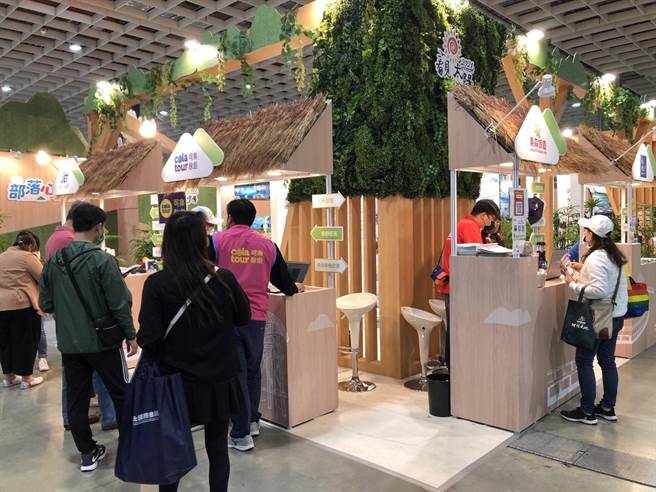 原住民族委员会携手12家旅游业者与超过32个部落旅游经营单位，共同推出80条以上部落旅游路线，提供民眾谘询及购买。（黄采薇摄）